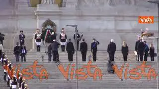 Festa della Liberazione, il Presidente Mattarella rende omaggio al milite ignoto con Meloni