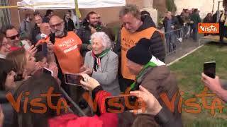 25 Aprile, la partigiana 94enne Luciana Romoli canta Bella Ciao con i manifestanti a porta San Paolo