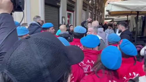 Ragazzi filo-arabi tentano di sfondare il cordone della Brigata Ebraica