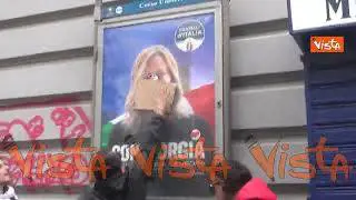 Corteo 25 aprile a Napoli, imbrattato manifesto di Giorgia Meloni