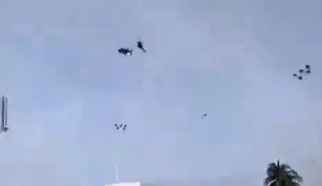Malesia, incidente mortale fra due elicotteri militari: 10 morti. Il video choc