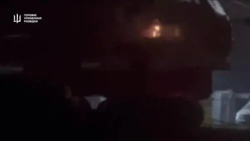 L'elicottero russo distrutto dagli ucraini nell'aeroporto di Mosca