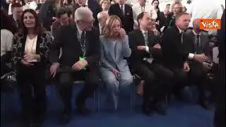 L'applauso per Giorgia Meloni all'arrivo a conferenza di Fratelli d'Italia a Pescara