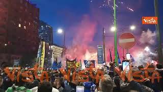 L'Inter festeggia lo scudetto, i tifosi in festa a Milano tra cori e fuochi d'artificio