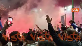 L'Inter festeggia lo scudetto, il passaggio del pullman con i calciatori tra i tifosi in festa