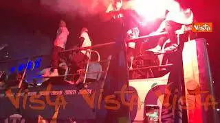 Arnautovic in versione ultrà, incita i tifosi dal pullman scoperto dell'Inter