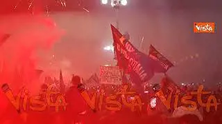 Piazza Duomo invasa dai tifosi dell'Inter, fumogeni e cori per la festa Scudetto