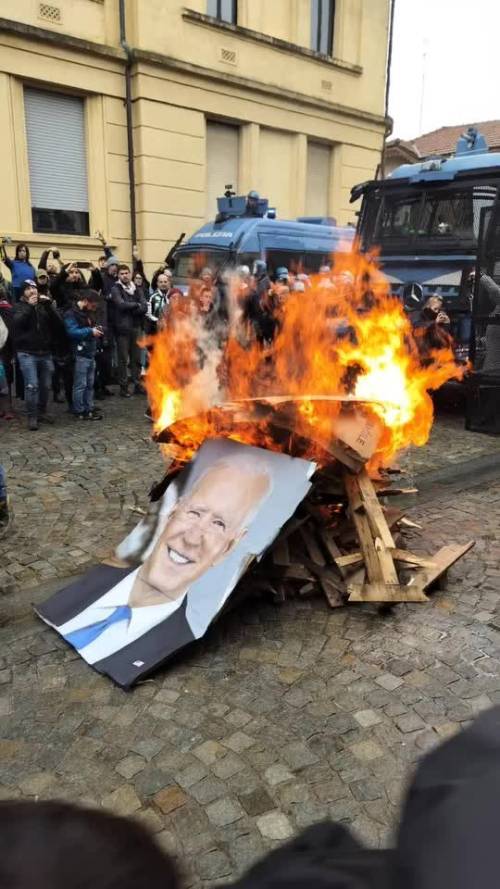 Antagonisti bruciano le foto di Meloni e dei leader del G7
