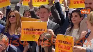 "Siamo di San Giovanni, vogliamo un selfie" e Conte li fa partecipare al sit in del M5S