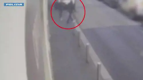 Tecnica del ketchup per derubare gli anziani: il video del raggiro