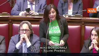 Deputata Lega con maglia "Vento del Nord" alla Camera, proteste in Aula