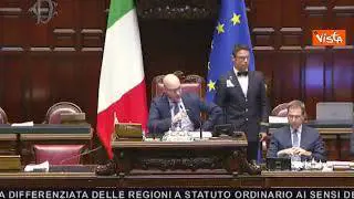 Pd sventola Tricolore in Aula in risposta a deputata con maglia "Vento del Nord"