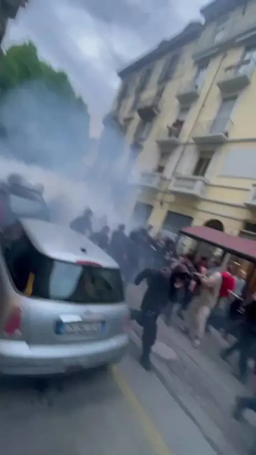 Scontri al G7 di Torino: antagonisti cercano di sfondare il cordone di sicurezza. Polizia usa i fumogeni
