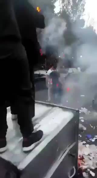 Nika Shakarami brucia un velo durante le proteste in Iran del 2022