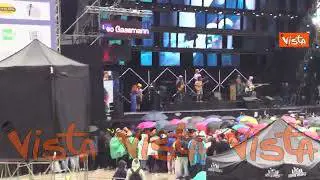 Concertone del Primo Maggio a Roma, il pubblico sotto la pioggia al Circo Massimo