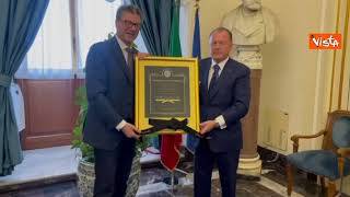 Il ministro Giorgetti riceve la cintura nera di judo ad honorem