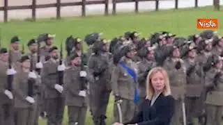 Festa dell'esercito, Meloni passa in rassegna le truppe a bordo di un veicolo tattico