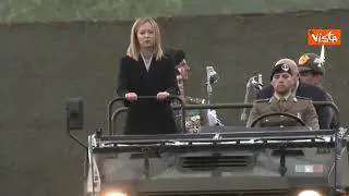 Meloni alla cerimonia per l'anniversario dell'Esercito. L'arrivo sotto la pioggia