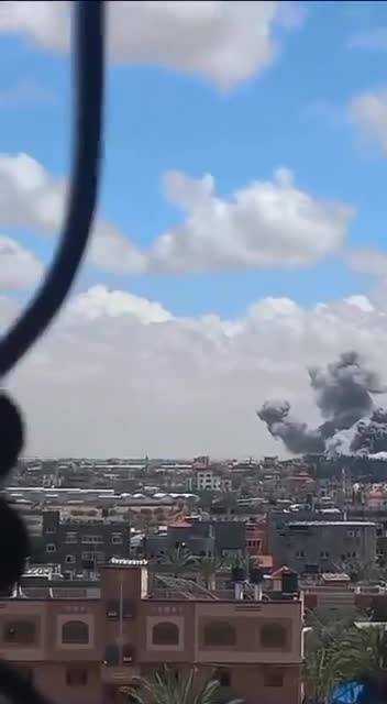 Video del presunto attacco aereo israeliano a Rafah