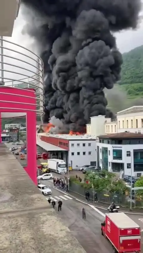 Bolzano, spazio aereo chiuso: in fiamme stabilimento di Alpitronic, azienda che produce colonnine di ricarica per le auto elettriche
