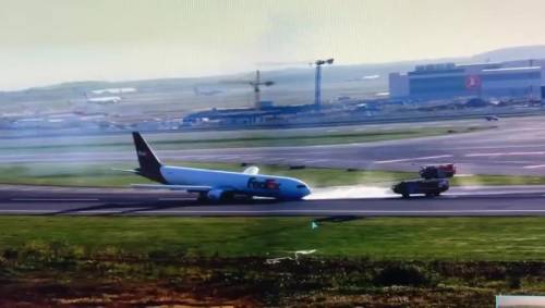 Istanbul, paura all'aeroporto: Boenig 767 ha problemi al carrello, l'atterraggio choc | Video