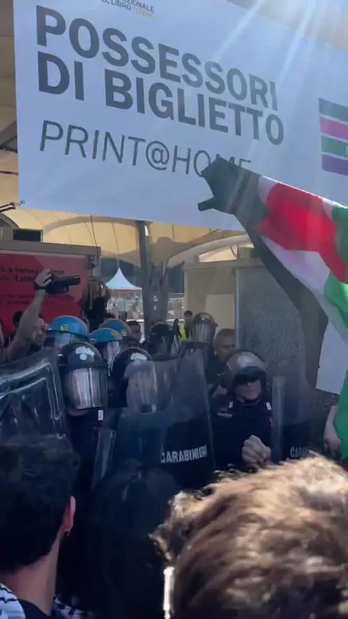 Manifestanti tentano di sfondare il cordone per entrare al Salone del Libro