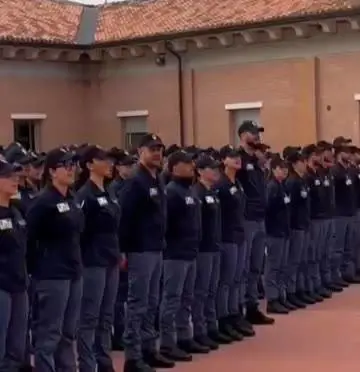 L'urlo degli agenti allievi per il poliziotto accoltellato: "Forza Christian"