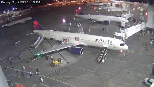 Paura a Seattle: aereo in fiamme dopo l'atterraggio: il video dell'evacuazione dei passeggeri