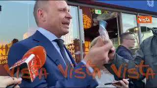 Lollobrigida mostra confezione di frutta a guscio: Con questa Nazionale di Rugby ha fatto il record