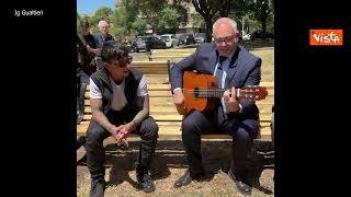 Gualtieri e Ultimo a San Basilio, il sindaco di Roma suona la chitarra