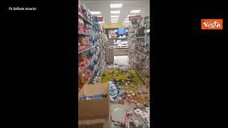 Terremoto a Napoli, le immagini dall'interno di un supermercato a Pozzuoli dopo la scossa