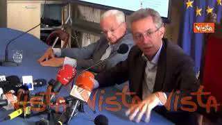 Terremoto a Napoli, le corna scaramantiche del sindaco Manfredi: "Eruzione lontana mille anni"