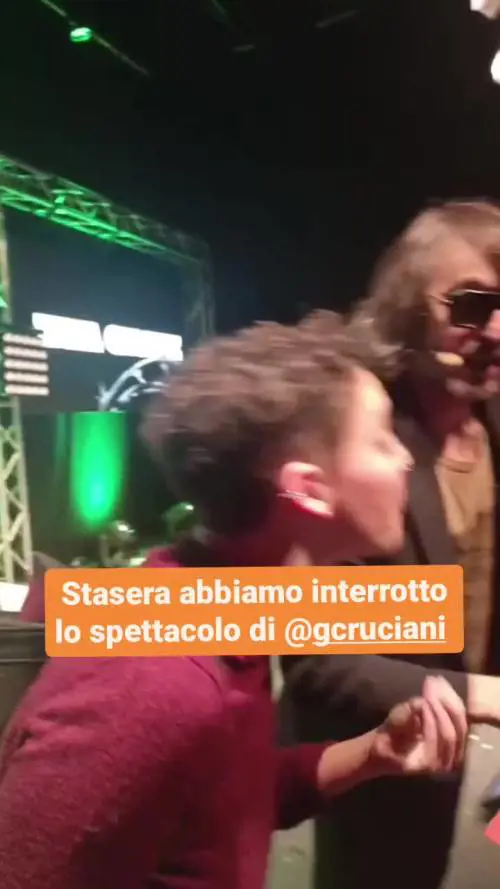 Ultima generazione interrompe lo spettacolo di Cruciani: lui li caccia