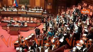 Premierato, bagarre in Aula Senato, opposizione sventola la Costituzione