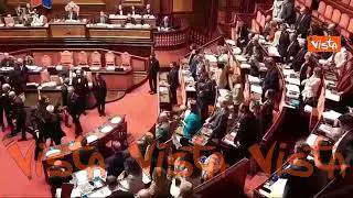 Bagarre in Aula Senato su premierato, opposizione sventola la Costituzione intervengono i commessi