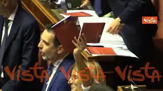 Bagarre su premierato in Senato, Pd, 5 Stelle e Avs sventolano la Costituzione