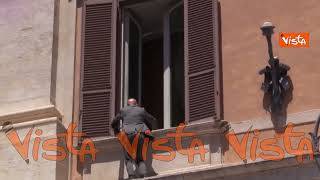 Blitz pro Palestina a Montecitorio, si arrampica sul balcone e appende bandiere palestinesi