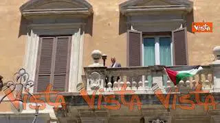 "Basta armi per genocidio a Gaza", bandiere palestinesi a Montecitorio, poi camminata sul cornicione