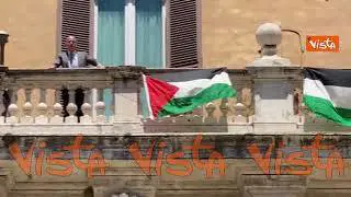 Ex deputato passa dal cornicione e appende bandiere palestinesi al balcone di Montecitorio
