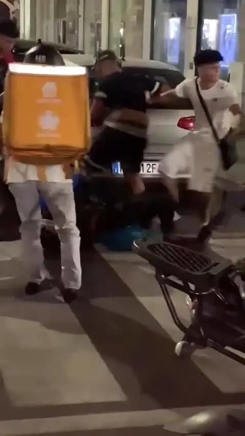 La baby gang picchia il rider: il video dell'aggressione a Brescia