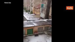 Forte grandinata a Torino, le immagini delle strade imbiancate