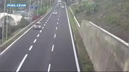 Messina, ubriaca al volante perde il controllo della vettura in galleria | video