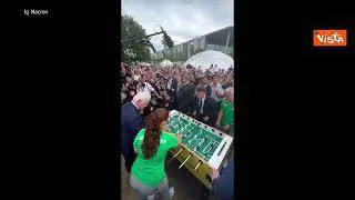 Macron in Germania, ecco la sfida a biliardino con il Presidente Steinmeier