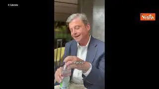 Calenda mostra in un video come bere da bottiglietta di plastica dopo un post di Salvini sui tappi