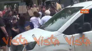 Meloni a Caivano, manifestanti cercano di entrare nel nuovo centro sportivo appena inaugurato