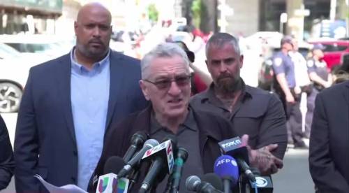 Il discorso di Robert De Niro contro Trump fuori dal tribunale di New York