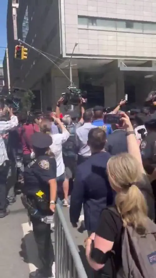 Lo scontro tra Robert De Niro e i sostenitori di Donald Trump