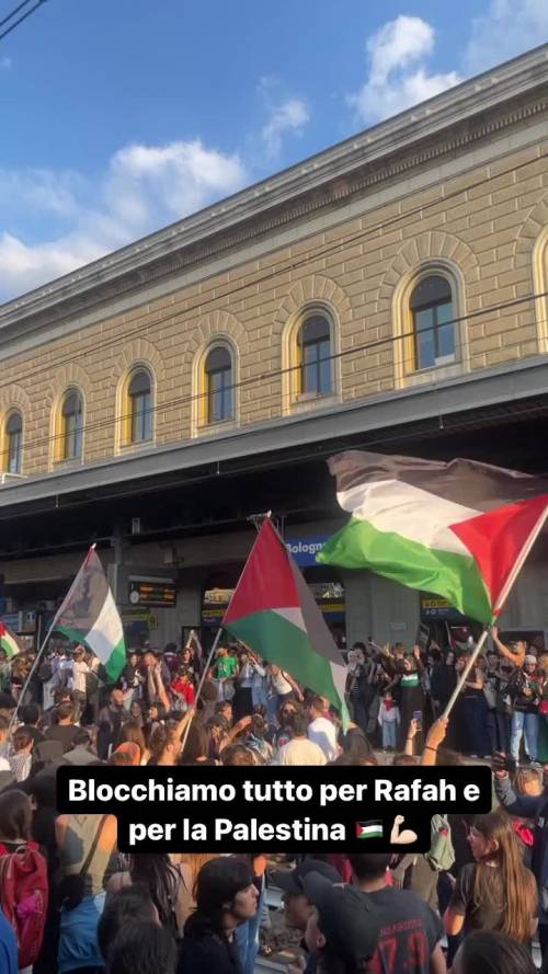 Pro-Palestina bloccano la stazione di Bologna centrale