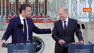 La stretta di mano tra Macron e Scholz a Berlino al termine della conferenza stampa congiunta