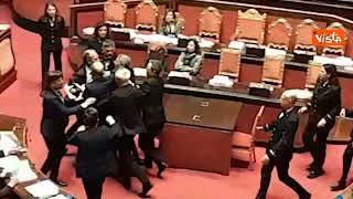 Rissa in Aula al Senato tra Menia (FdI) e Croatti (M5S) sul Premierato, seduta sospesa